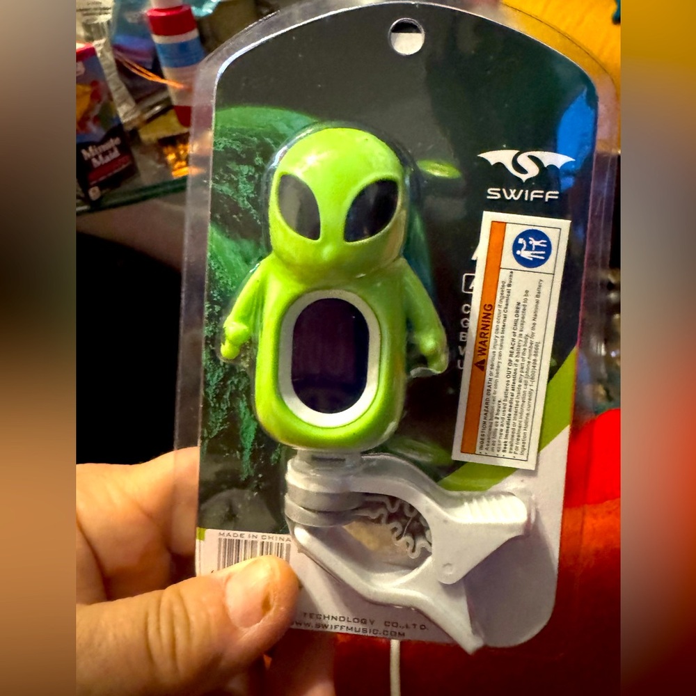 Alien guitar tuner